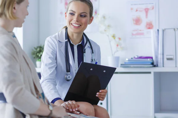 Doctor y paciente discutiendo algo mientras están sentados en la mesa. Concepto de medicina y salud — Foto de Stock