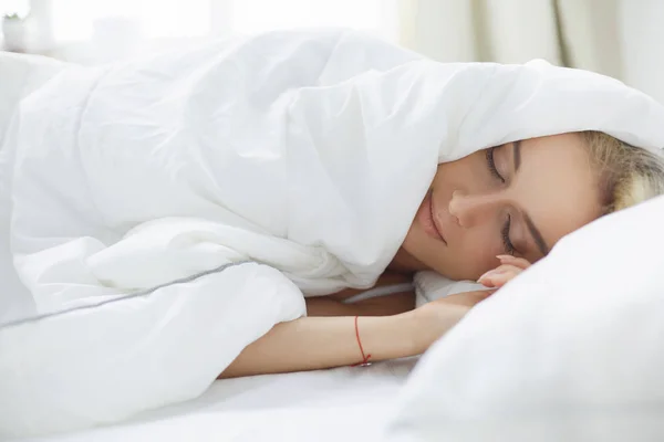 Mooie vrouw liggend op haar bed thuis — Stockfoto