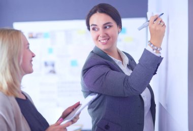 İş, eğitim ve ofis konsepti - yönetim kurulu ile iş ekibi bir şey tartışıyor.