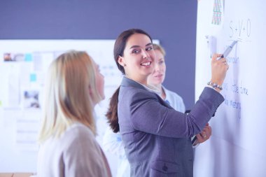İş, eğitim ve ofis konsepti - yönetim kurulu ile iş ekibi bir şey tartışıyor.