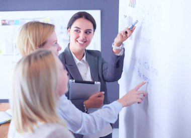 İş, eğitim ve ofis konsepti - yönetim kurulu ile iş ekibi bir şey tartışıyor.