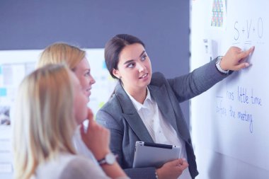 İş, eğitim ve ofis konsepti - yönetim kurulu ile iş ekibi bir şey tartışıyor.