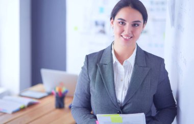 İş, eğitim ve ofis konsepti - yönetim kurulu ile iş ekibi bir şey tartışıyor.