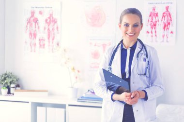 Üniformalı bir dosyayla gülümseyen kadın doktor