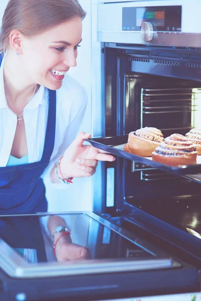 Mujer cocinero celebración plato con productos horneados caseros — Foto de Stock