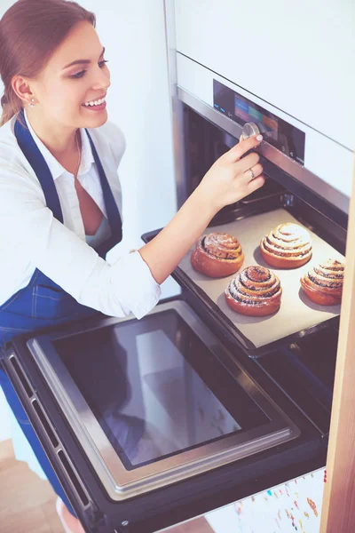 Vrouw koken holding plaat met zelfgebakken goederen — Stockfoto