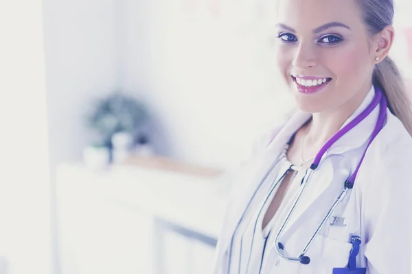 Χαμογελαστή γυναίκα γιατρός με ιατρικό στηθοσκόπιο σε όρθια θέση — Φωτογραφία Αρχείου