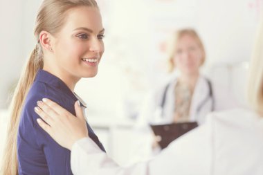 Doktor ve hasta masada otururken bir şey tartışıyorlar. İlaç ve sağlık hizmetleri kavramı