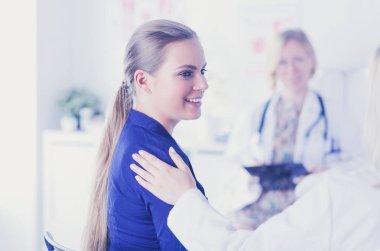 Doktor ve hasta masada otururken bir şey tartışıyorlar. İlaç ve sağlık hizmetleri kavramı