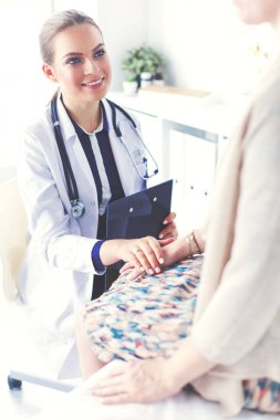 Doktor ve hasta masada otururken bir şey tartışıyorlar. İlaç ve sağlık hizmetleri kavramı