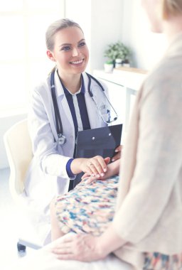 Doktor ve hasta masada otururken bir şey tartışıyorlar. İlaç ve sağlık hizmetleri kavramı