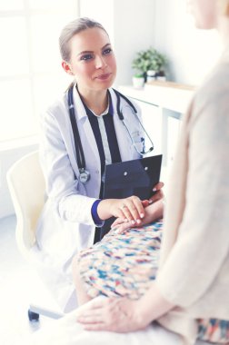 Doktor ve hasta masada otururken bir şey tartışıyorlar. İlaç ve sağlık hizmetleri kavramı