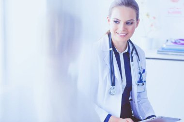 Doktor ve hasta masada otururken bir şey tartışıyorlar. İlaç ve sağlık hizmetleri kavramı