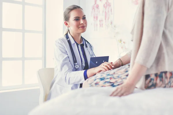 Doctor y paciente discutiendo algo mientras están sentados en la mesa. Concepto de medicina y salud —  Fotos de Stock