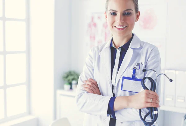 Χαμογελαστή γυναίκα γιατρός με ένα φάκελο σε όρθια θέση — Φωτογραφία Αρχείου