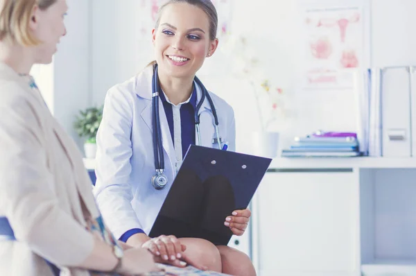 Doctor y paciente discutiendo algo mientras están sentados en la mesa. Concepto de medicina y salud — Foto de Stock