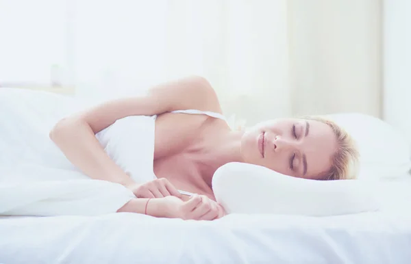 Mujer bonita acostada en su cama en casa — Foto de Stock