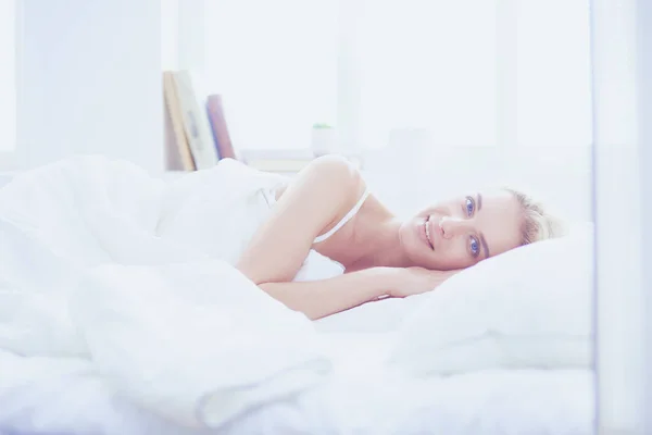 Mujer Bonita Acostada Cama Casa — Foto de Stock