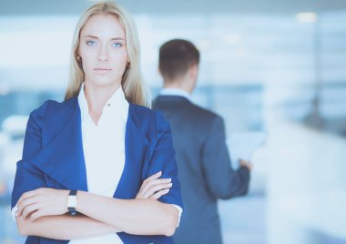 İş kadını ofis penceresinin önünde cep telefonuyla konuşuyor. İş kadını.