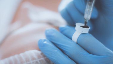 Kaşlar için kalıcı makyaj. Güzellik salonunda kalın kaşlı güzel bir kadın.