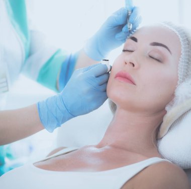 Kaşlar için kalıcı makyaj. Güzellik salonunda kalın kaşlı güzel bir kadın.