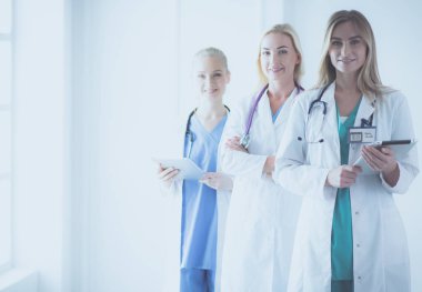 tıbbi ofiste geçti silah ile duran üç kendine güvenen kadın doktor portresi