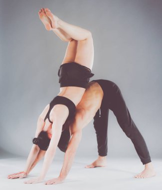 Genç çift Acro yoga mat Studio birlikte uygulamak. Acroyoga. Çift yoga. Ortak yoga.