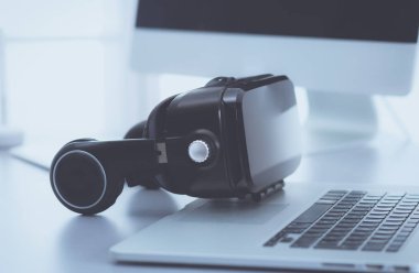 Bilgisayarlı sanal gerçeklik gözlükleri. İş. 3D teknoloji