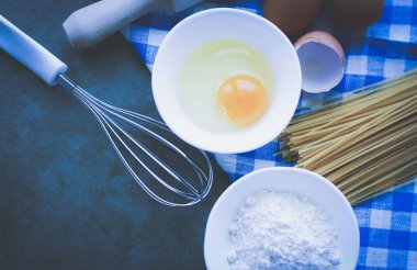 Hamur hazırlama tarifi ev yapımı ekmek, pizza ya da turta karışımı, mutfak masasının arkasında besin düzlüğü.