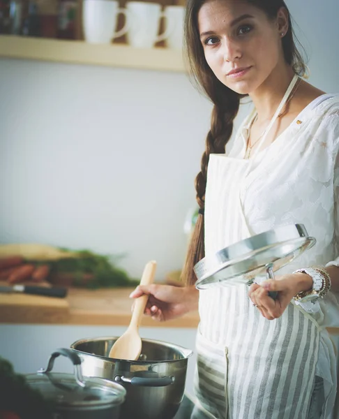 Cuisson femme dans la cuisine avec cuillère en bois. Femme cuisinière — Photo