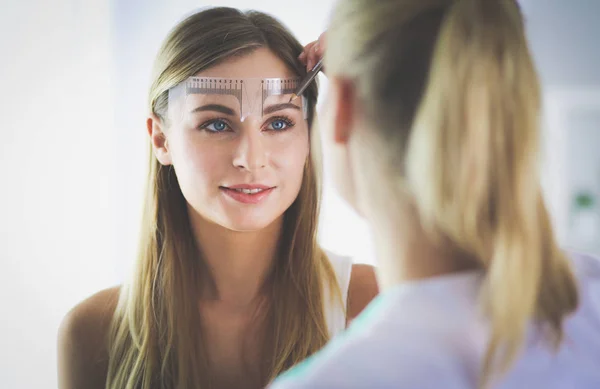 Permanente make-up voor wenkbrauwen. Close-up van mooie vrouw met dikke wenkbrauwen in schoonheidssalon. — Stockfoto