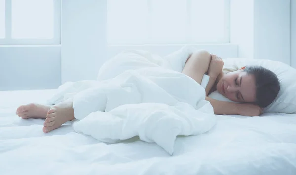 Mulher bonita deitada em sua cama em casa — Fotografia de Stock