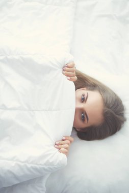yüzü tatlı güzel bir genç kadının yüzünü levha altında gizleme