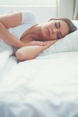 yatakta uyuyan güzel genç sarışın kadın