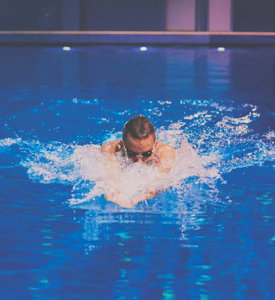 Nuotatore maschile in piscina. Foto subacquea — Foto Stock