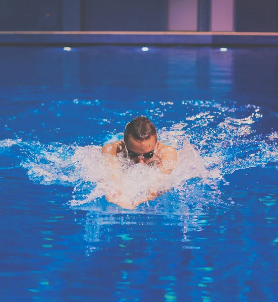 Male swimmer at the swimming pool. Underwater photo — Stock Photo, Image