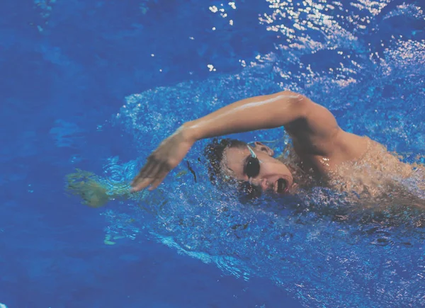 Мужчина плавает в бассейне. Подводное фото — стоковое фото