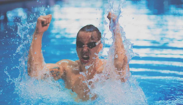 Nuotatore maschile in piscina. Foto subacquea — Foto Stock