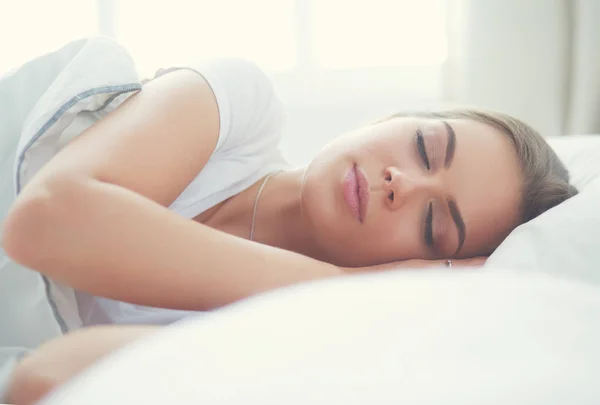 Bella giovane donna bionda che dorme a letto — Foto Stock