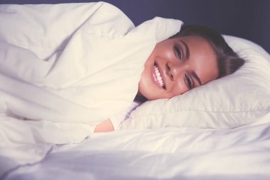 yatakta uyuyan güzel genç sarışın kadın