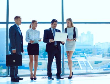 Başarılı iş takım ayakta Office gülümseyen