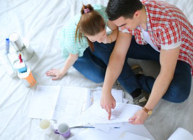 Genç çift katta oturan ve onlar hakkında tasarruf hesaplama