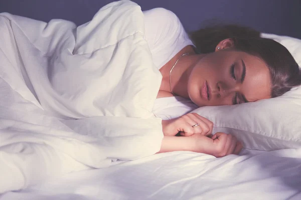 Yatakta uyuyan güzel genç sarışın kadın — Stok fotoğraf