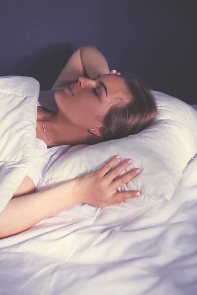 Bella giovane donna bionda che dorme a letto — Foto Stock