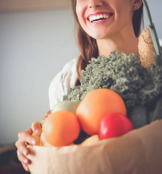 Young woman holding grocery shopping bag with vegetables — Stock Photo, Image