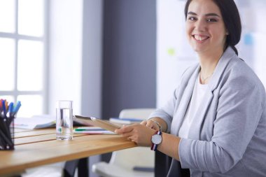 Ofiste modern dijital tablet kullanan güzel bir bayan yönetici..