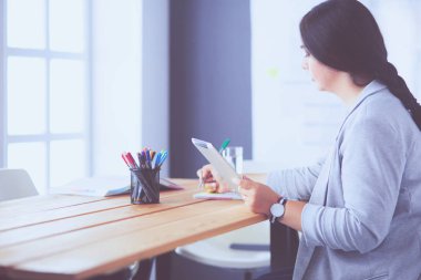 Ofiste modern dijital tablet kullanan güzel bir bayan yönetici.