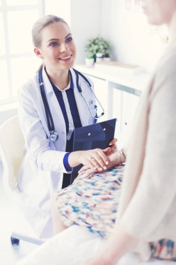 Doktor ve hasta masada otururken bir şey tartışıyorlar. İlaç ve sağlık hizmetleri kavramı