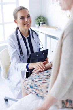 Doktor ve hasta masada otururken bir şey tartışıyorlar. İlaç ve sağlık hizmetleri kavramı