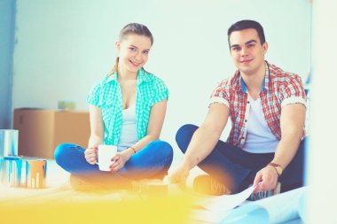 Genç katta oturan ve onlar hakkında tasarruf hesaplama çift. Genç Çift